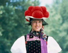 Schwarzwaldmädel mit Bollenhut Schwarzwaldmädel mit Bollenhut