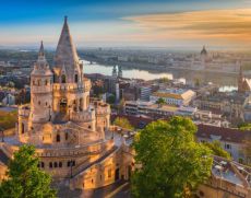 Blick von der Fischerbastei auf Budapest und die Donau Blick von der Fischerbastei auf Budapest und die Donau