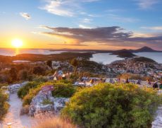 Blick auf Mali Losinj und die Insel Cres